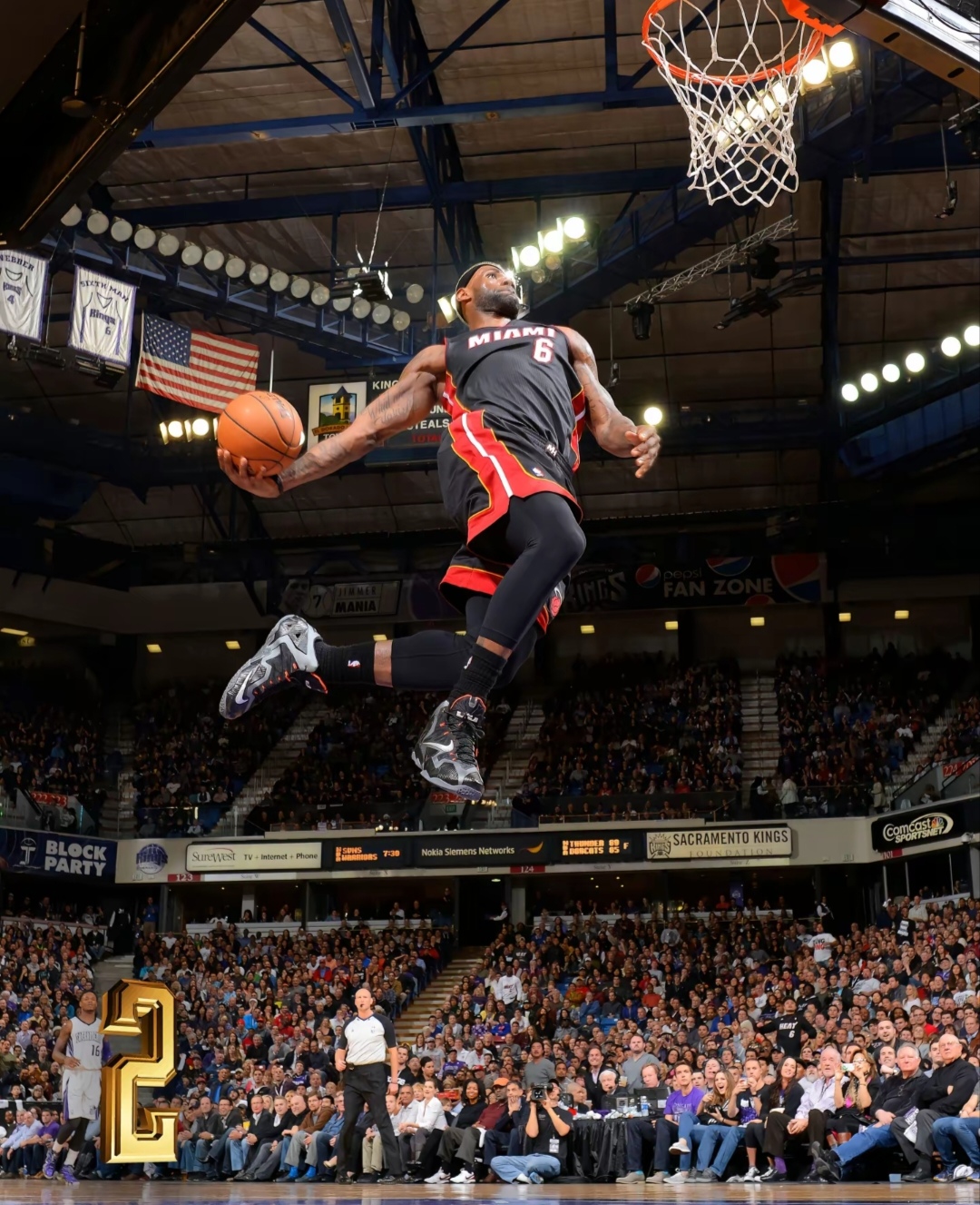 爱游戏官方-詹姆斯在美国队比赛中大胜，出色防守引发热议！